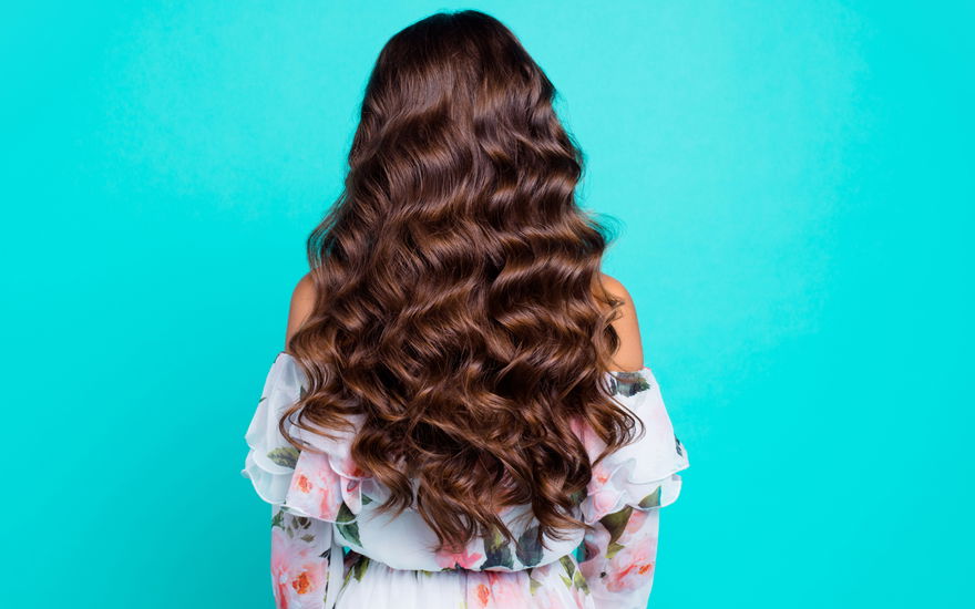 Frau mit tollen Wellen im Haar