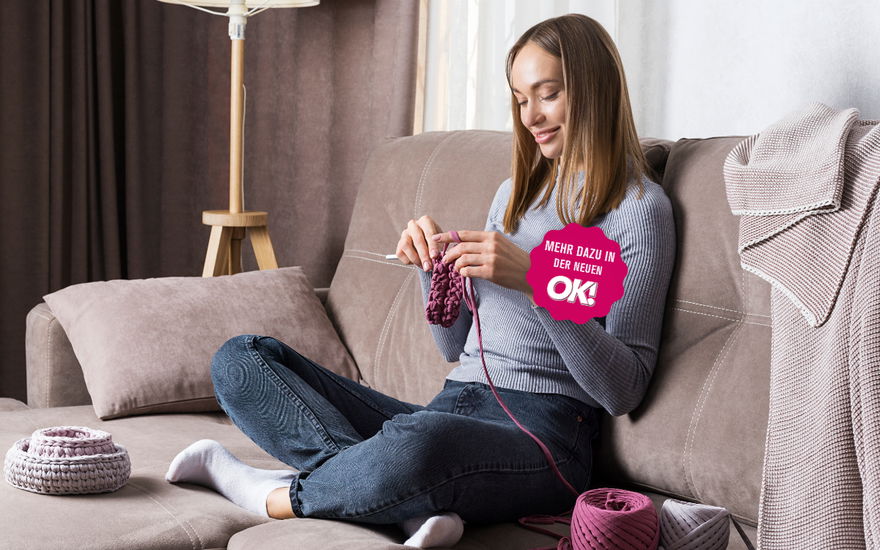 Frau strickt