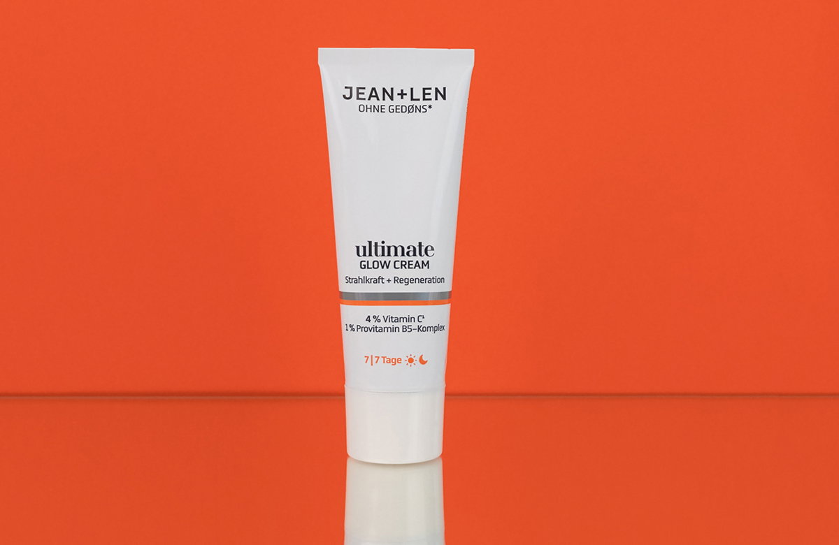 Vitamin C Creme von Jean & Len auf orangenen HIntergrund
