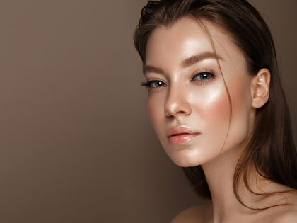 Must-have bei Rossmann: Dieser Liquid-Highlighter schenkt einen einzigartigen Schimmer-Effekt