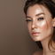 Must-have bei Rossmann: Dieser Liquid-Highlighter schenkt einen einzigartigen Schimmer-Effekt