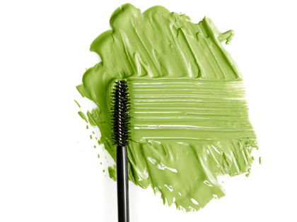 Grüne Mascara: Graue Augen strahlen mit dieser Wimperntusche richtig