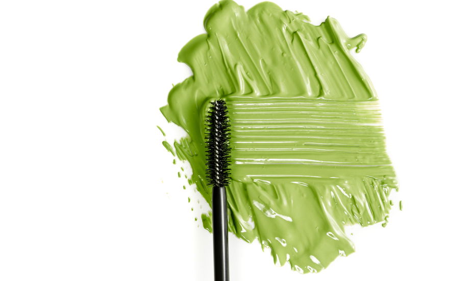 Grüne Mascara Fleck auf weißen Hintegrund