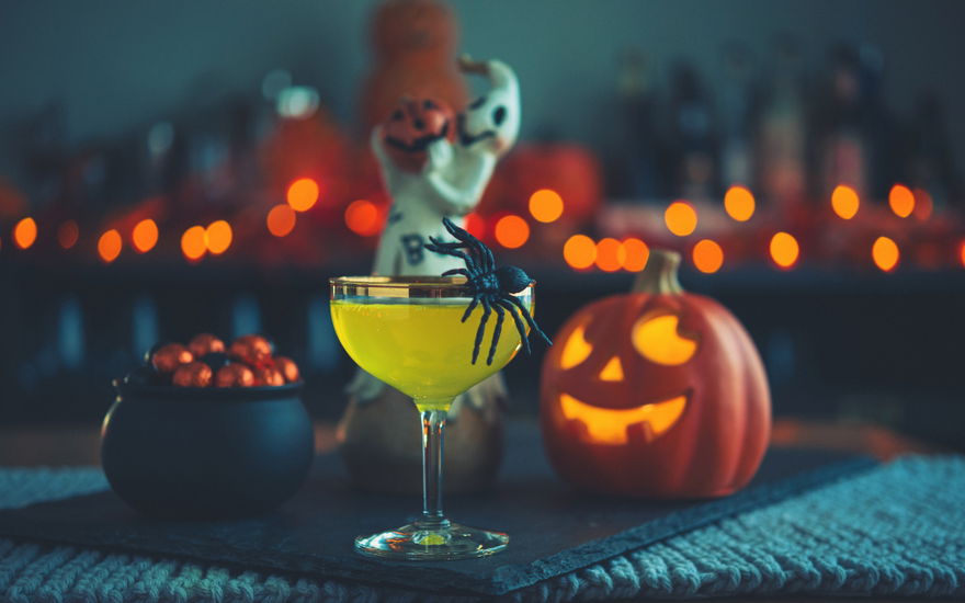 Cocktail mit Spinne, Halloween-Kürbis