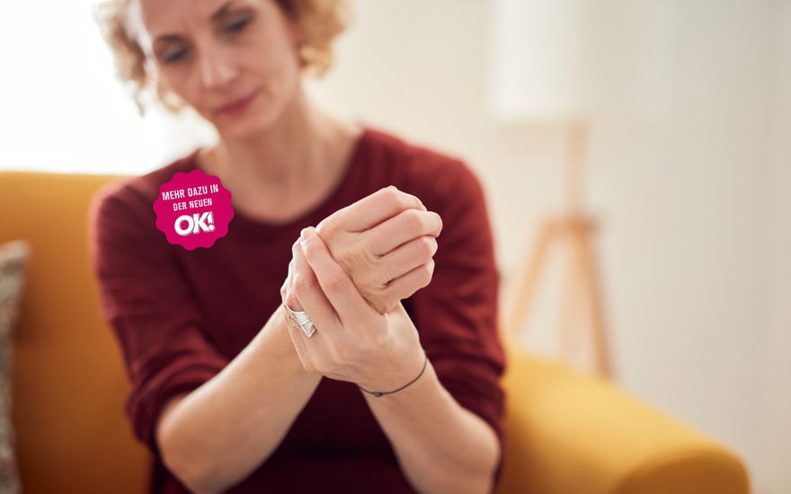 Frau hat Schmerzen in der Hand