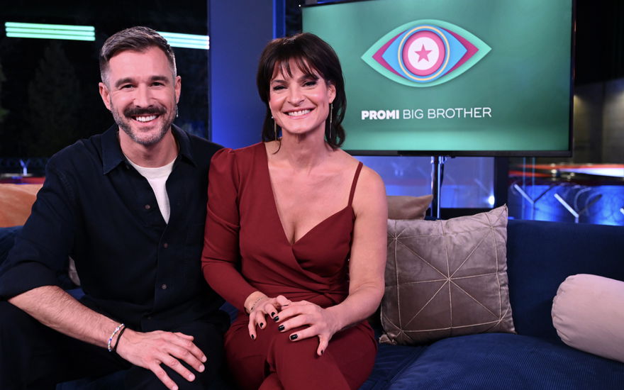 Jochen Schropp und Marlene Lufen sitzen auf der "Promi Big Brother"-Couch