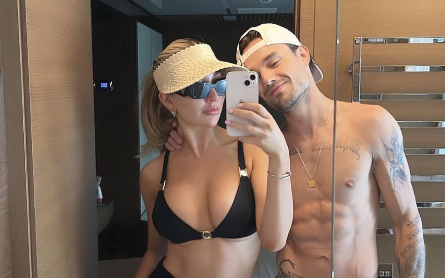 Liam Payne mit seiner Freundin vorm Spiegel