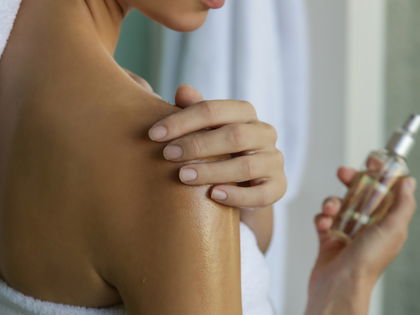 Statt Bodylotion: Dieses Körperöl mit Bakuchiol verbessert die Hautelastizität