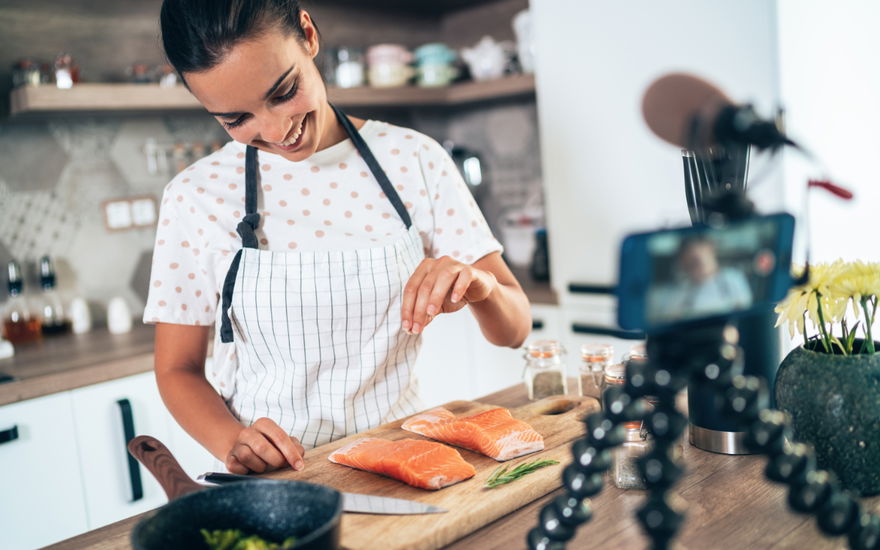 Frau würzt Lachs