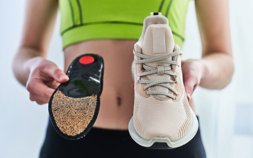 Frau mit Laufschuhen