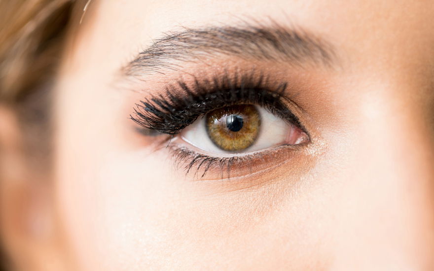 Frau mit sehr dichten Wimpern