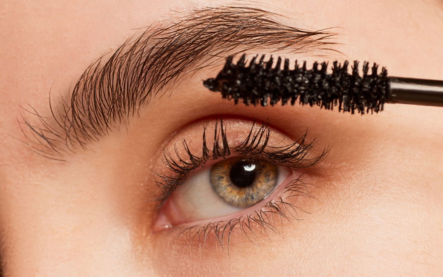 frau tuscht wimpern