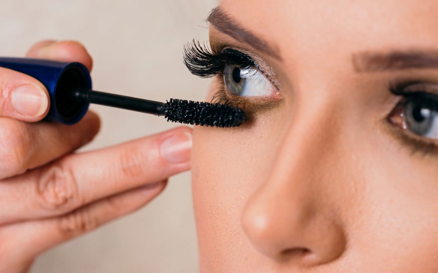 Frau mit Mascara