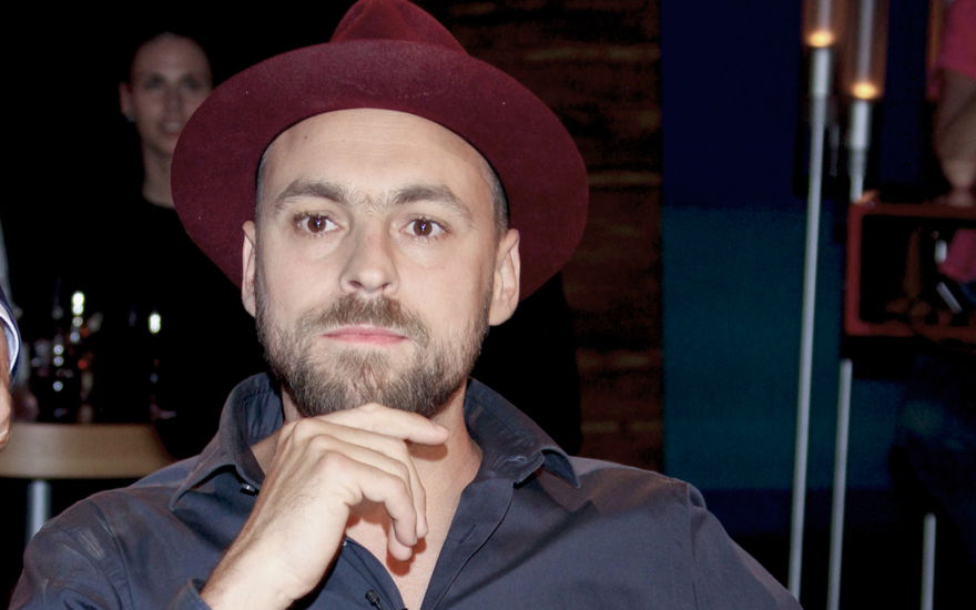 Max Mutzke ernst mit Hand am Kinn