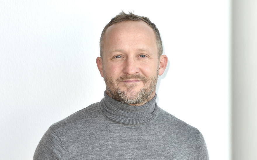 Maximilian Brückner im grauen Rollkragenpullover