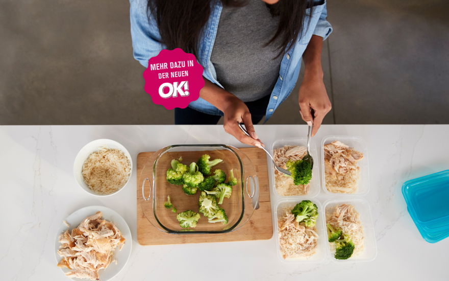Frau beim Meal Prepping