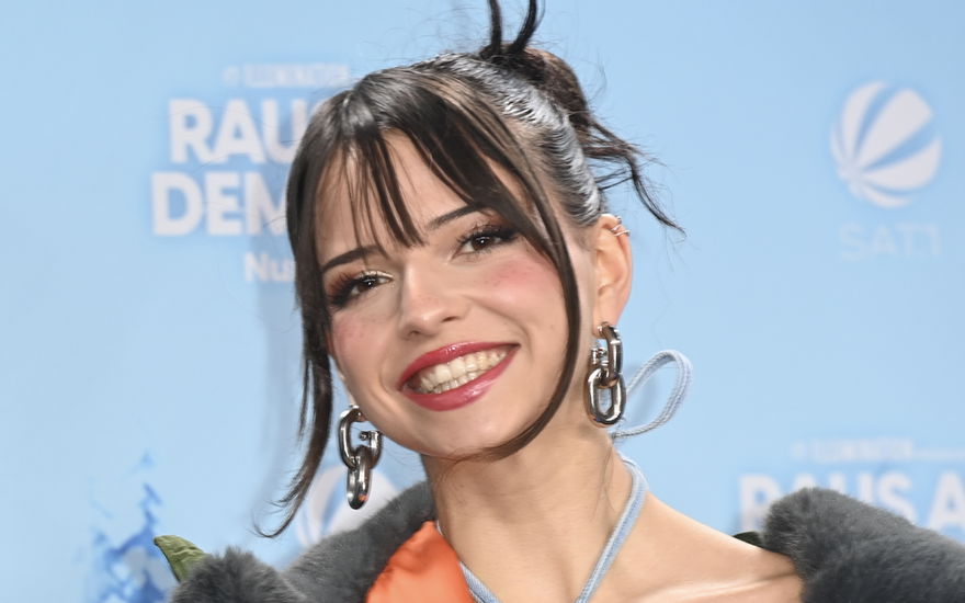 Nina Chuba strahlt