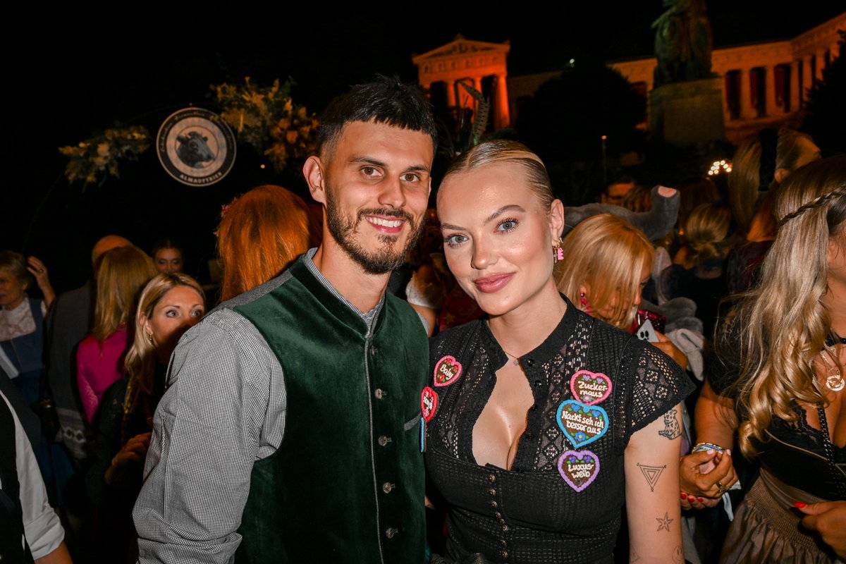 Stars auf dem Münchner Oktoberfest 2024: Cheyenne Ochsenknecht und Nino Sifkovits