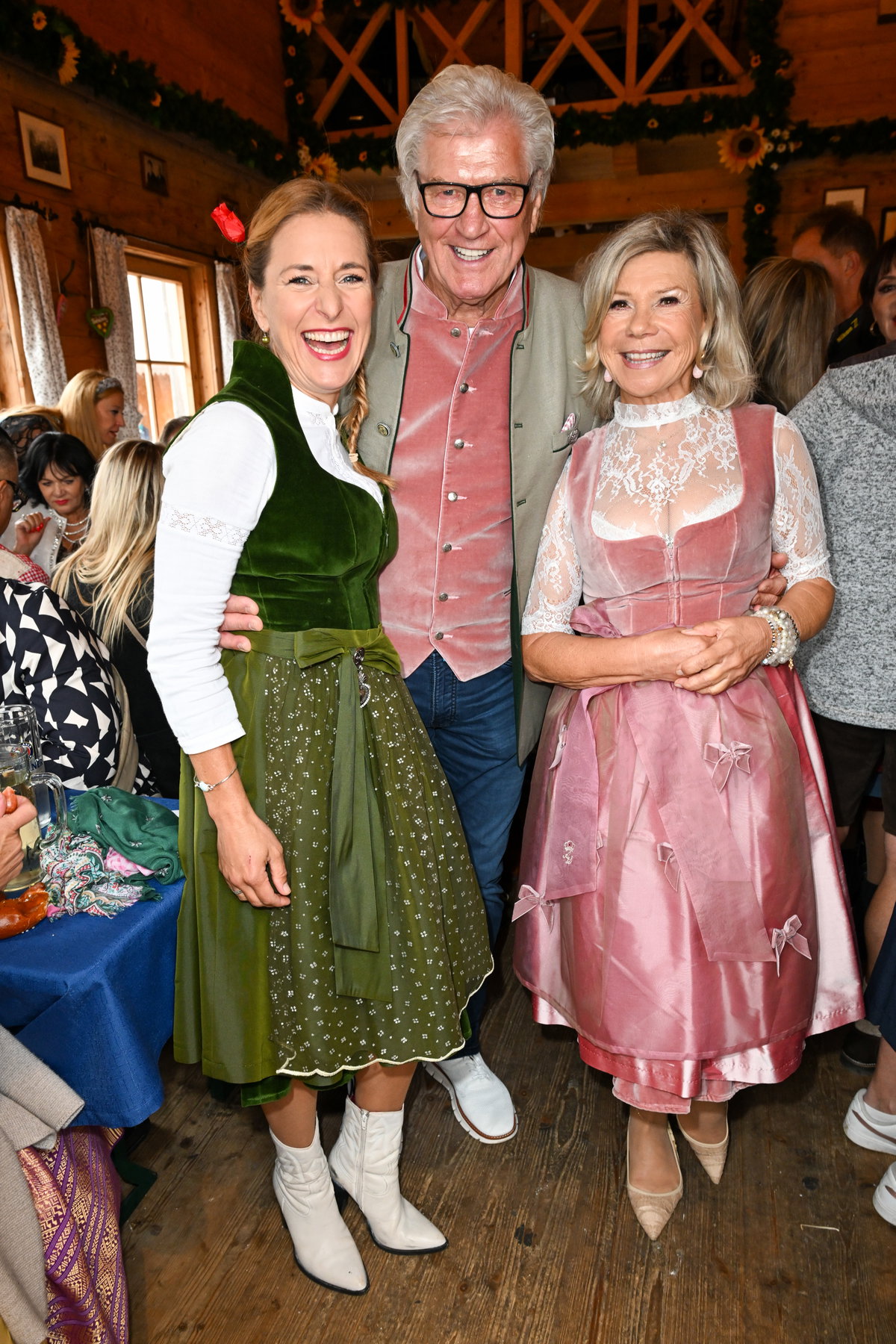 Stars auf dem Münchner Oktoberfest 2024: Stefanie Hertel mit Marianne und Michael Hartl