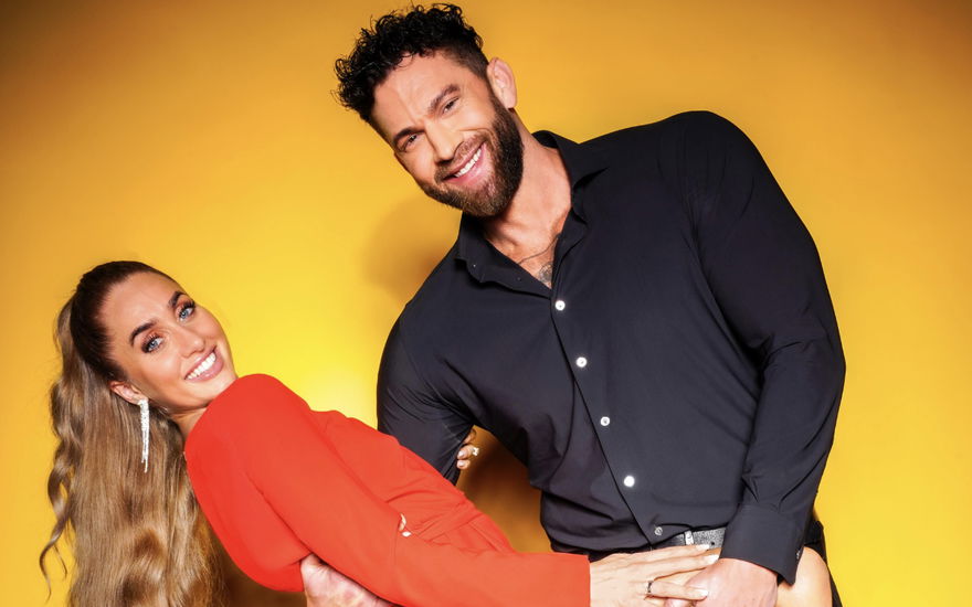 Oliver Sanne hält Jill Rock im Arm für "Das Sommerhaus der Stars"