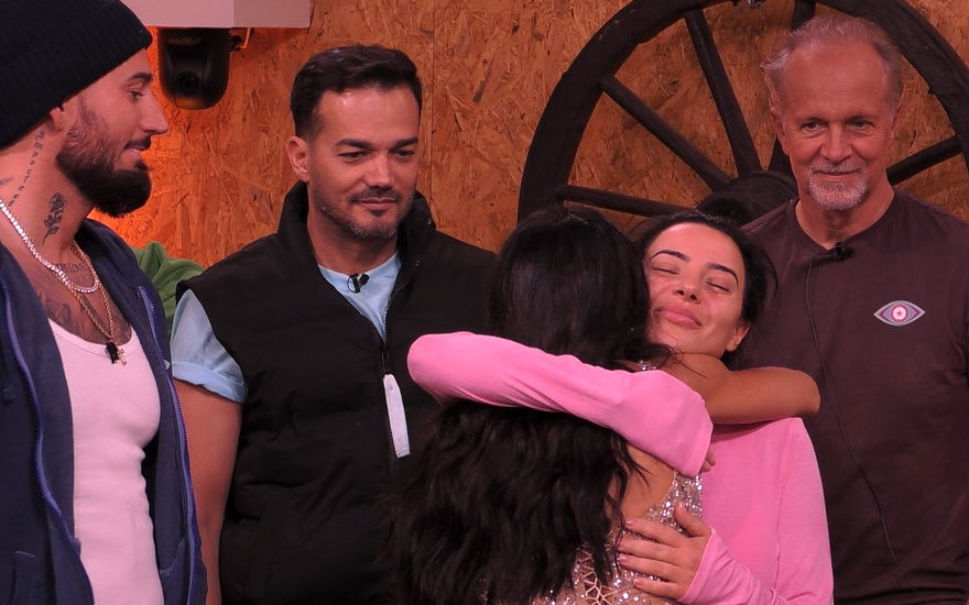 Leyla Lahouar und Elena Miras umarmen sich bei "Promi Big Brother"