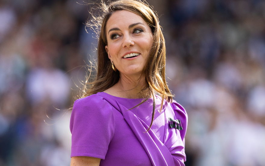 Prinzessin Kate strahlt über Schulter