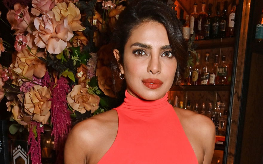 priyanka-chopra vor Blumen