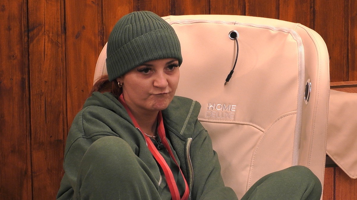 Sarah Wagner guckt bei "Promi Big Brother" ernst