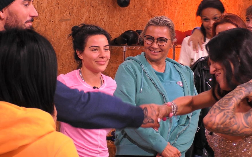 Elena Miras zieht bei "Promi Big Brother" ein und gibt Mike Heiter vor Leyla Lahouar die Hand