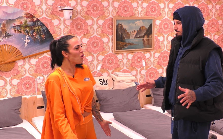 Elena Miras weint bei "Promi Big Brother", Mike Heiter steht neben ihr
