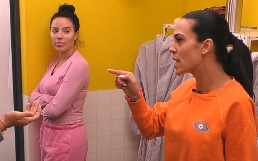Leyla Lahouar und Elena Miras gucken wütend bei "Promi Big Brother"
