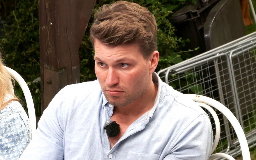 Raúl Richter guckt im "Sommerhaus der Stars" geschockt