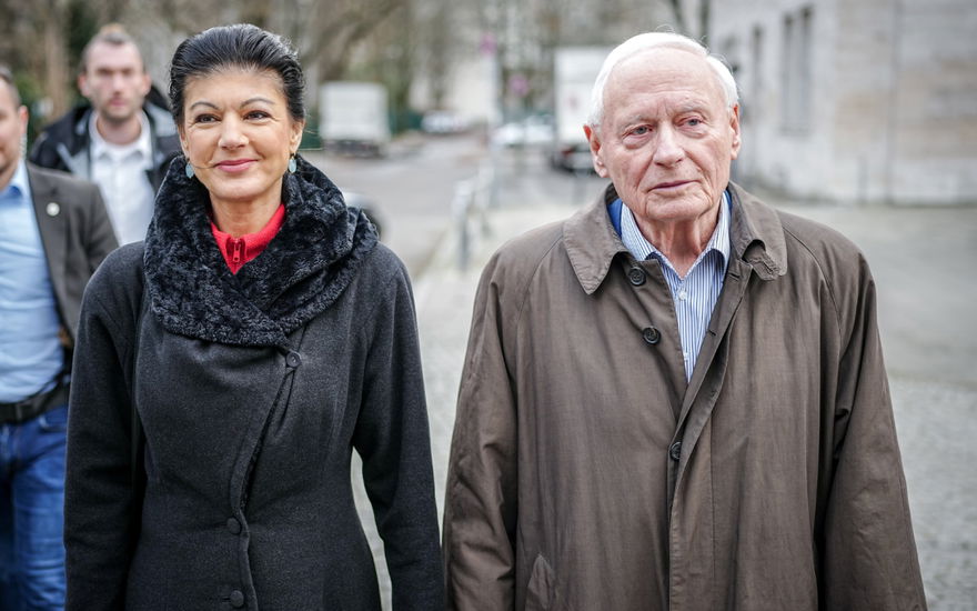 Sahra Wagenknecht und Oskar Lafontaine gehen nebeneinander her