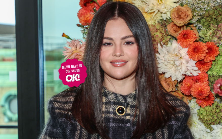 Selena Gomez vor orangenen Blumen