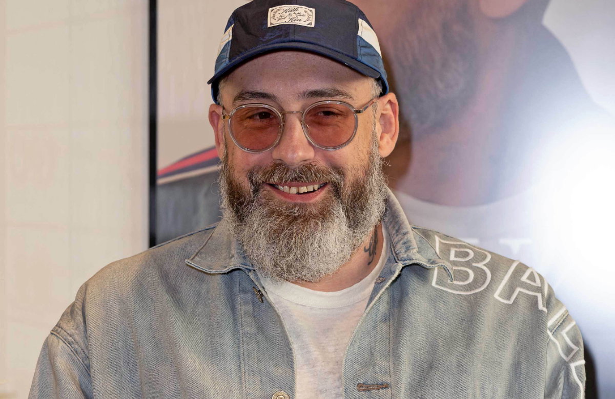 Sido lächelt mit Cap und Sonnenbrille