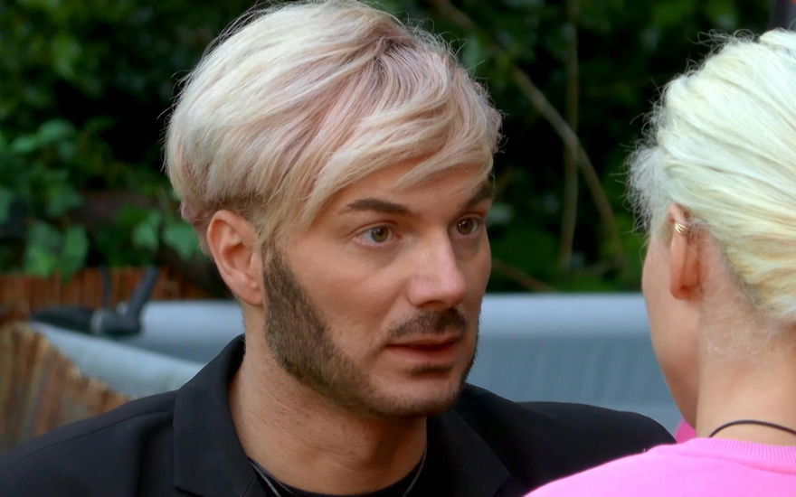 Sam Dylan schaut im "Sommerhaus der Stars" ernst