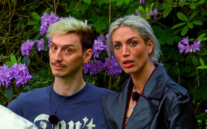 Tessa Bergmeier und Freund Jakob gucken im "Sommerhaus der Stars" geschockt