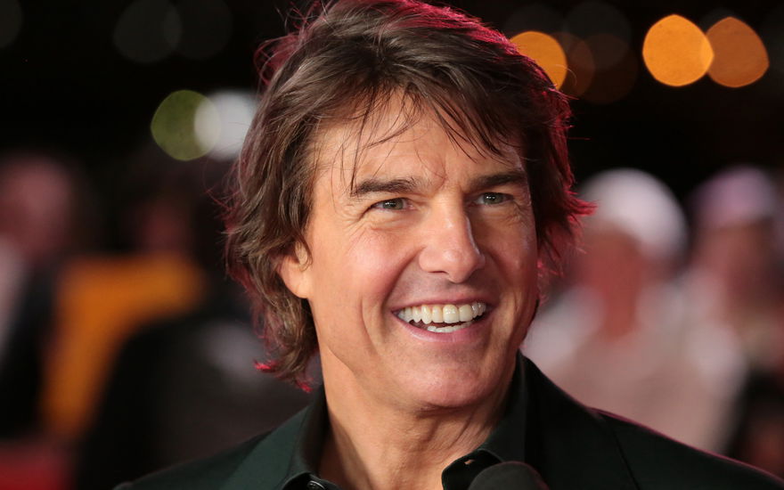 Tom Cruise lacht