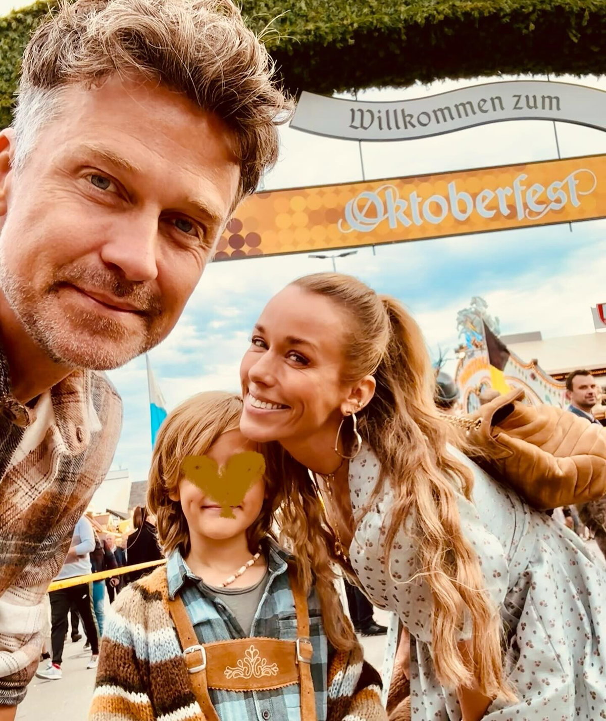 Stars auf dem Münchner Oktoberfest 2024: Wayne und Annemarie Carpendale mit Sohn Mads