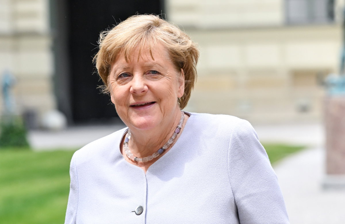 Angela Merkel guckt zur Seite und lacht