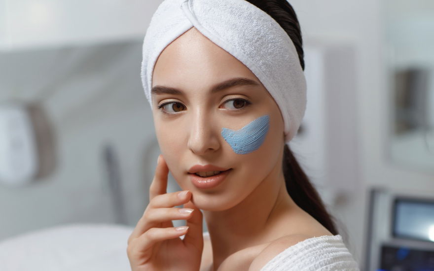 Frau blaue Maske unter Augen