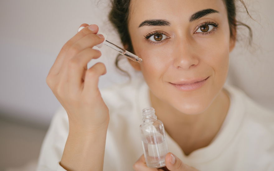 Frau mit Pipette