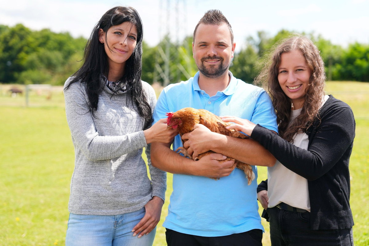 "Bauer sucht Frau" 2024: Kamelzüchter Marvin mit seinen Hofdamen Sabrina und Eva