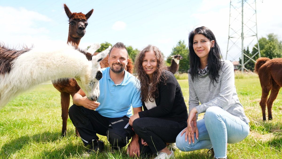 "Bauer sucht Frau" 2024: Kamelzüchter Marvin mit seinen Hofdamen Sabrina und Eva