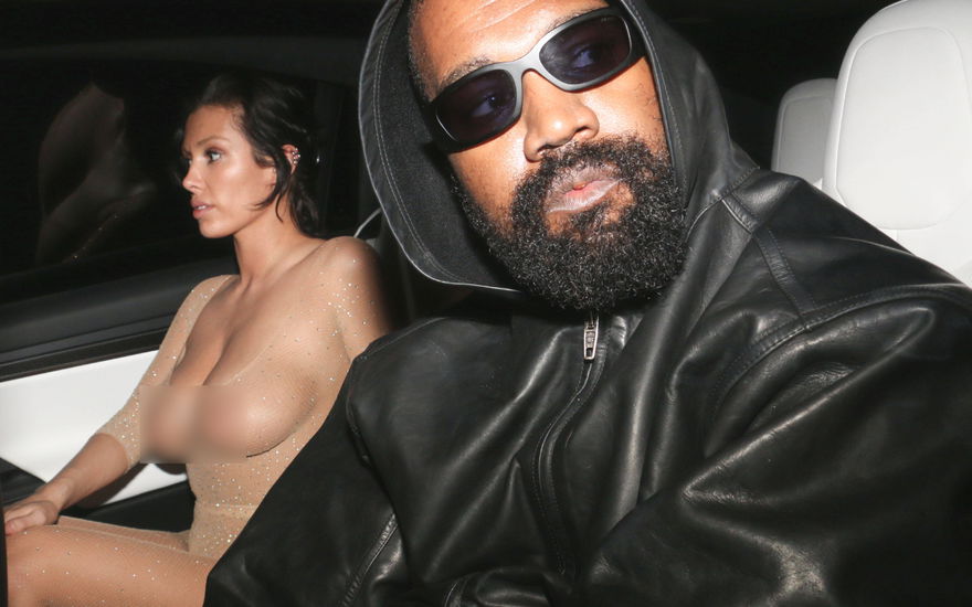 Bianca Censori und Kanye West mit Sonnenbrille im Auto