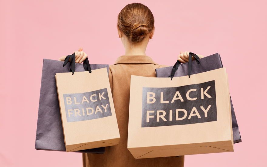 Frau mit Black Friday Tüten