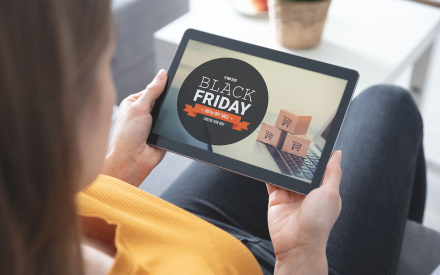 Frau Tablet mit Black Friday