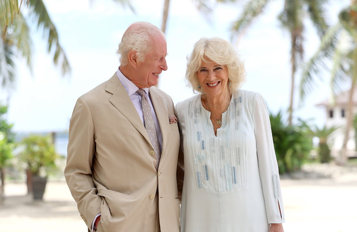 König Charles und Camilla am Strand