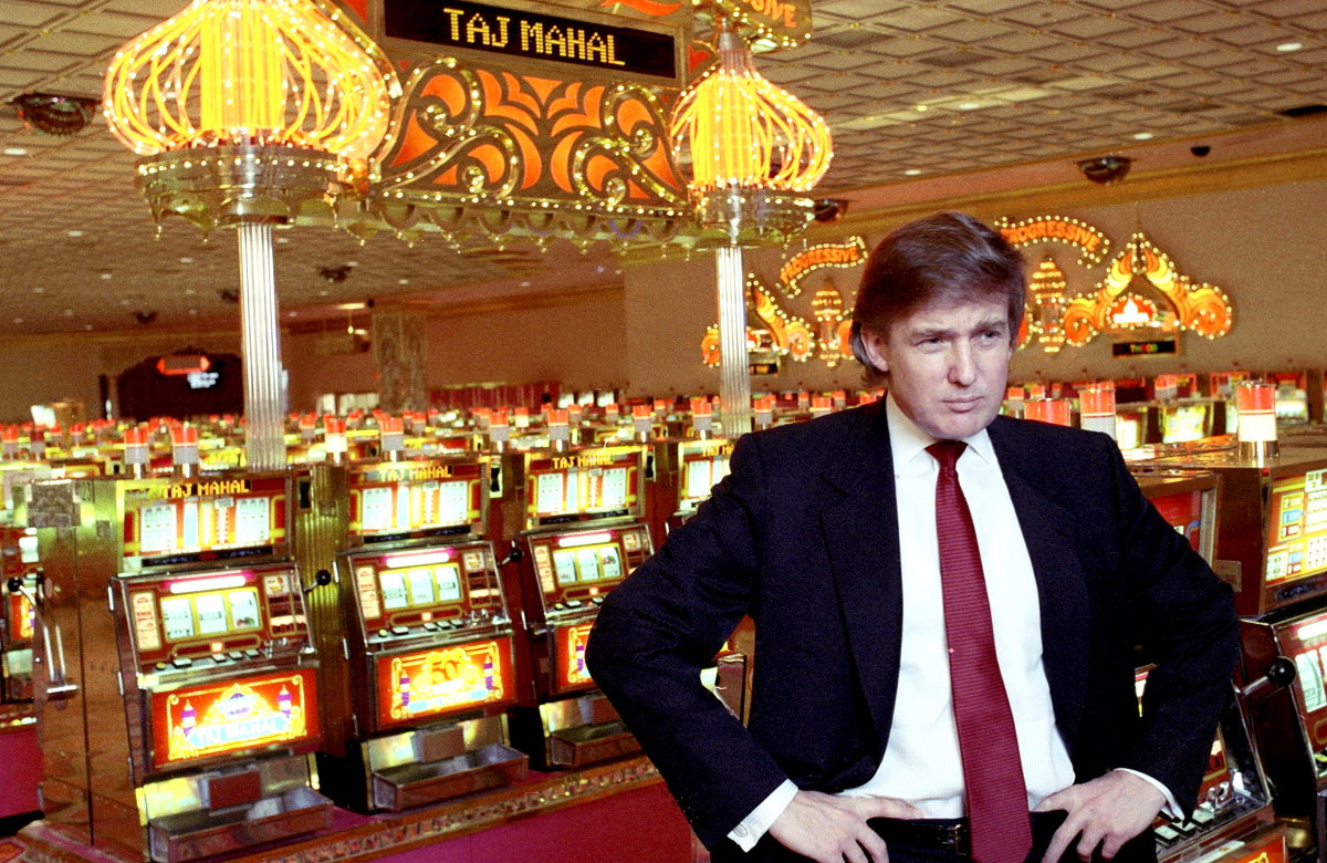 Donald Trump 1990 im Casino des "Trump Taj Mahal" in Atlantic City