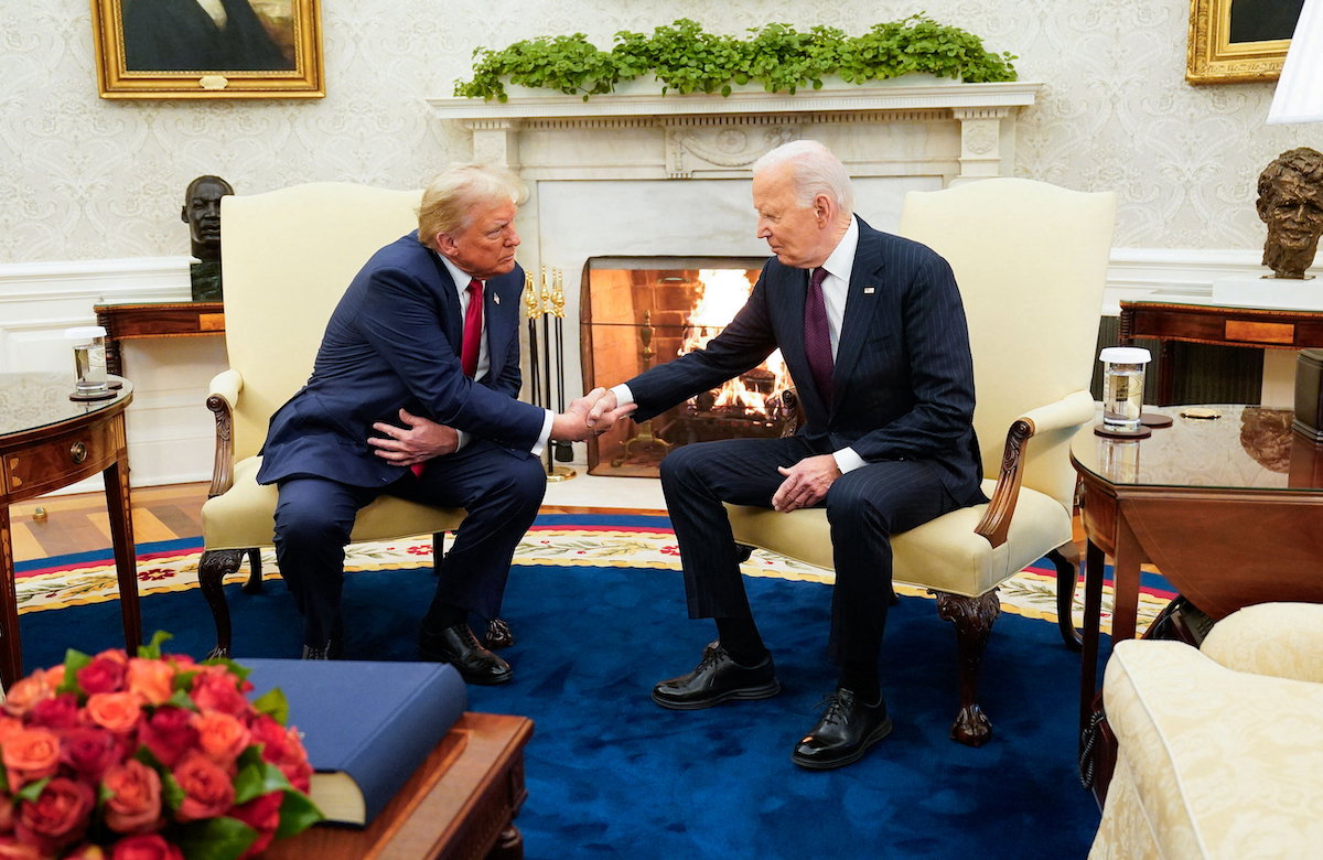 Donald Trump und Joe Biden schütteln Hände